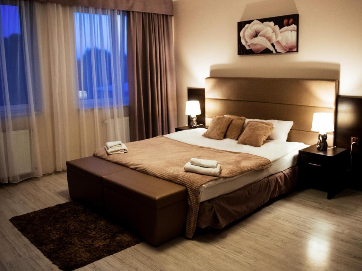 Hotel Feniks เนียซนอ ภายนอก รูปภาพ