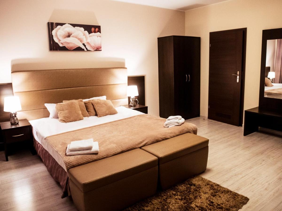 Hotel Feniks เนียซนอ ภายนอก รูปภาพ