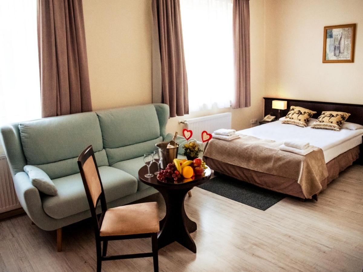 Hotel Feniks เนียซนอ ภายนอก รูปภาพ