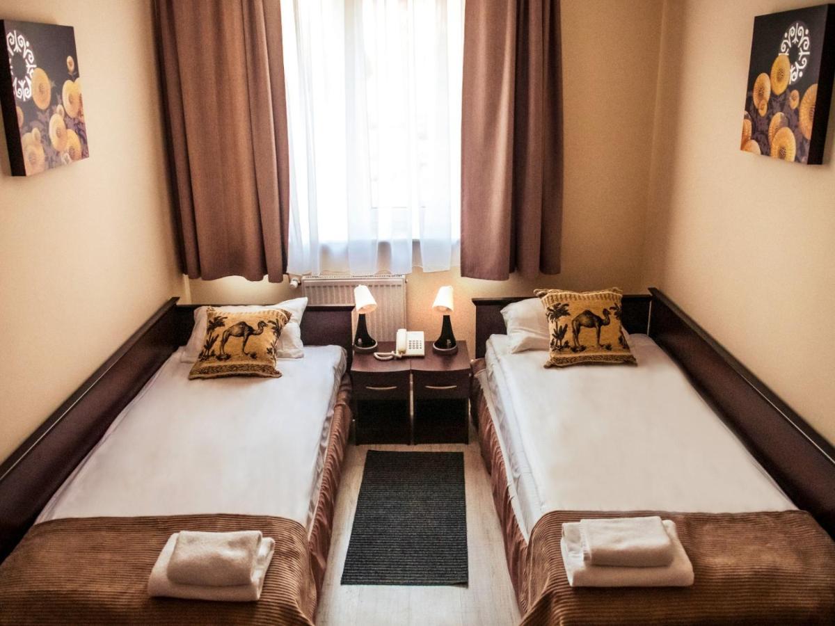 Hotel Feniks เนียซนอ ภายนอก รูปภาพ
