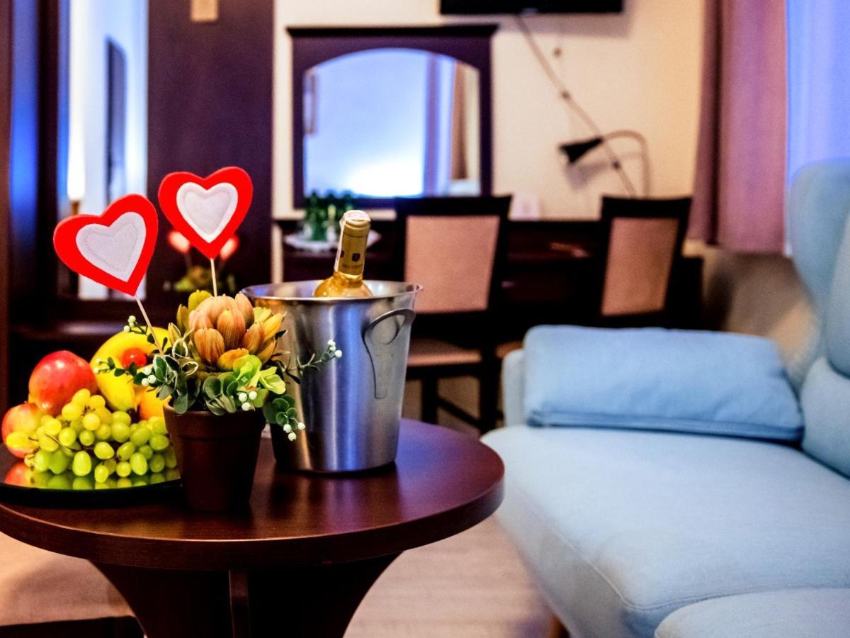 Hotel Feniks เนียซนอ ภายนอก รูปภาพ