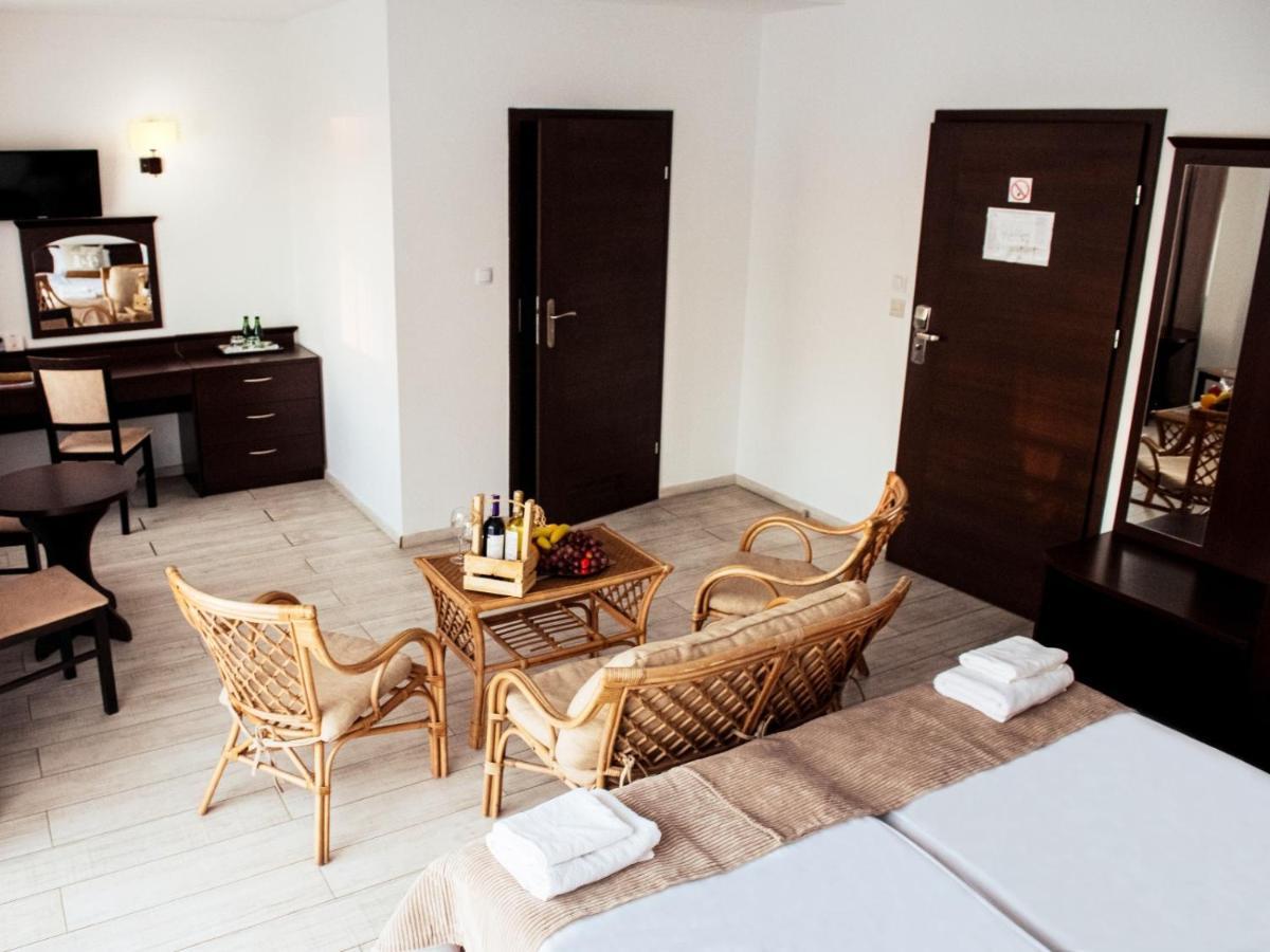 Hotel Feniks เนียซนอ ภายนอก รูปภาพ