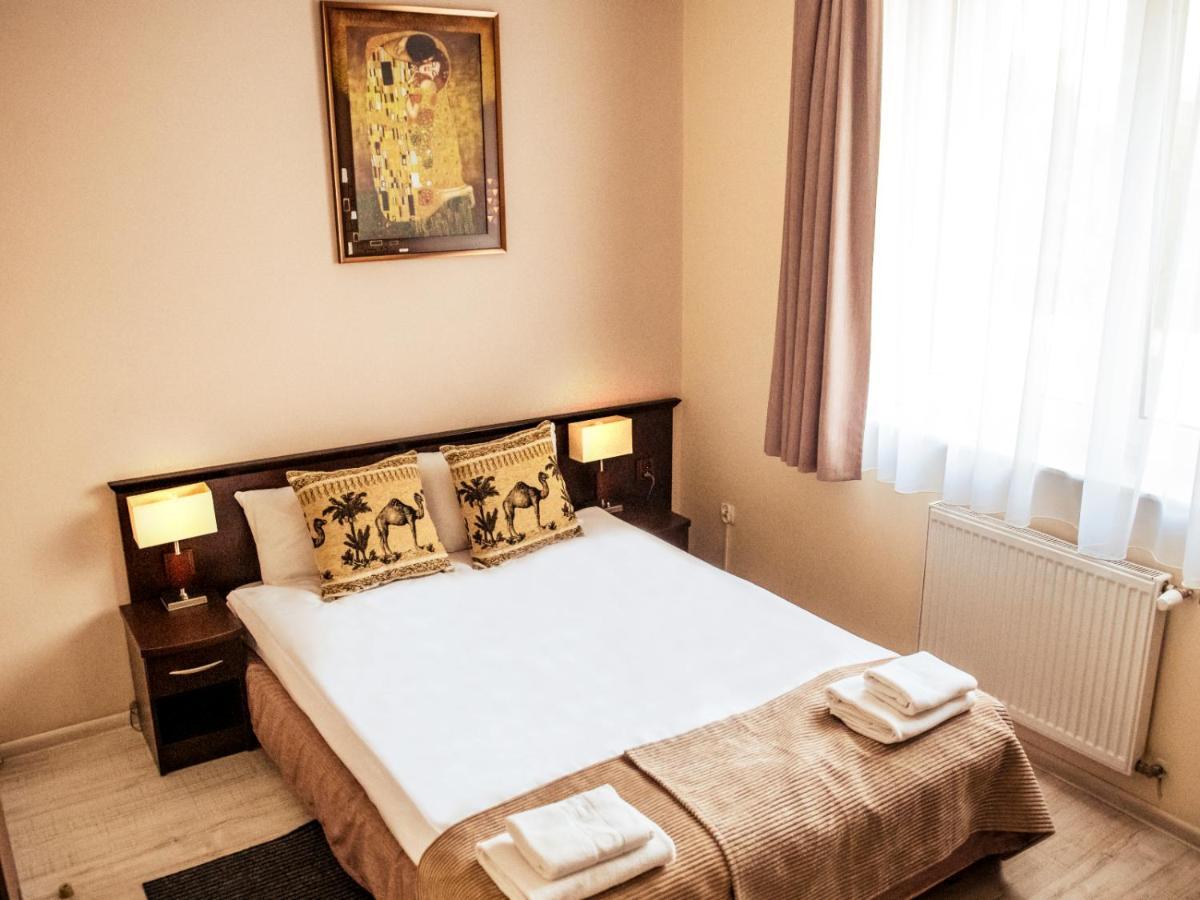 Hotel Feniks เนียซนอ ภายนอก รูปภาพ