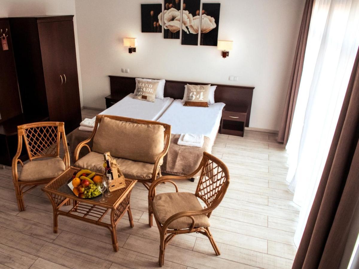 Hotel Feniks เนียซนอ ภายนอก รูปภาพ
