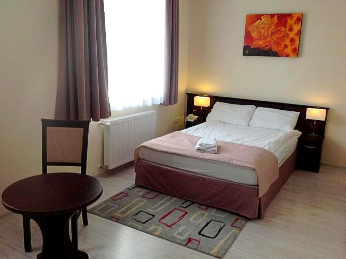 Hotel Feniks เนียซนอ ภายนอก รูปภาพ