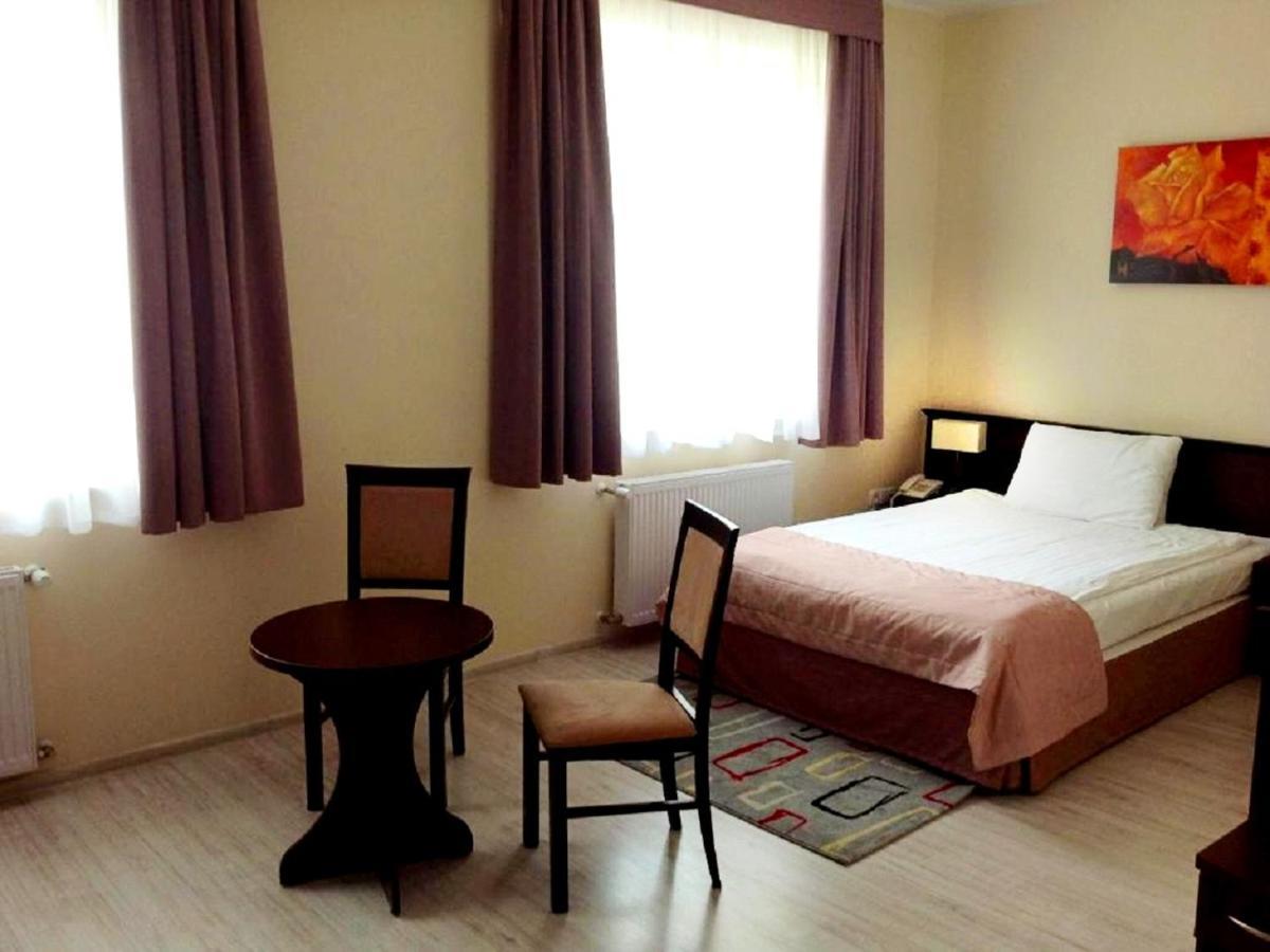 Hotel Feniks เนียซนอ ภายนอก รูปภาพ