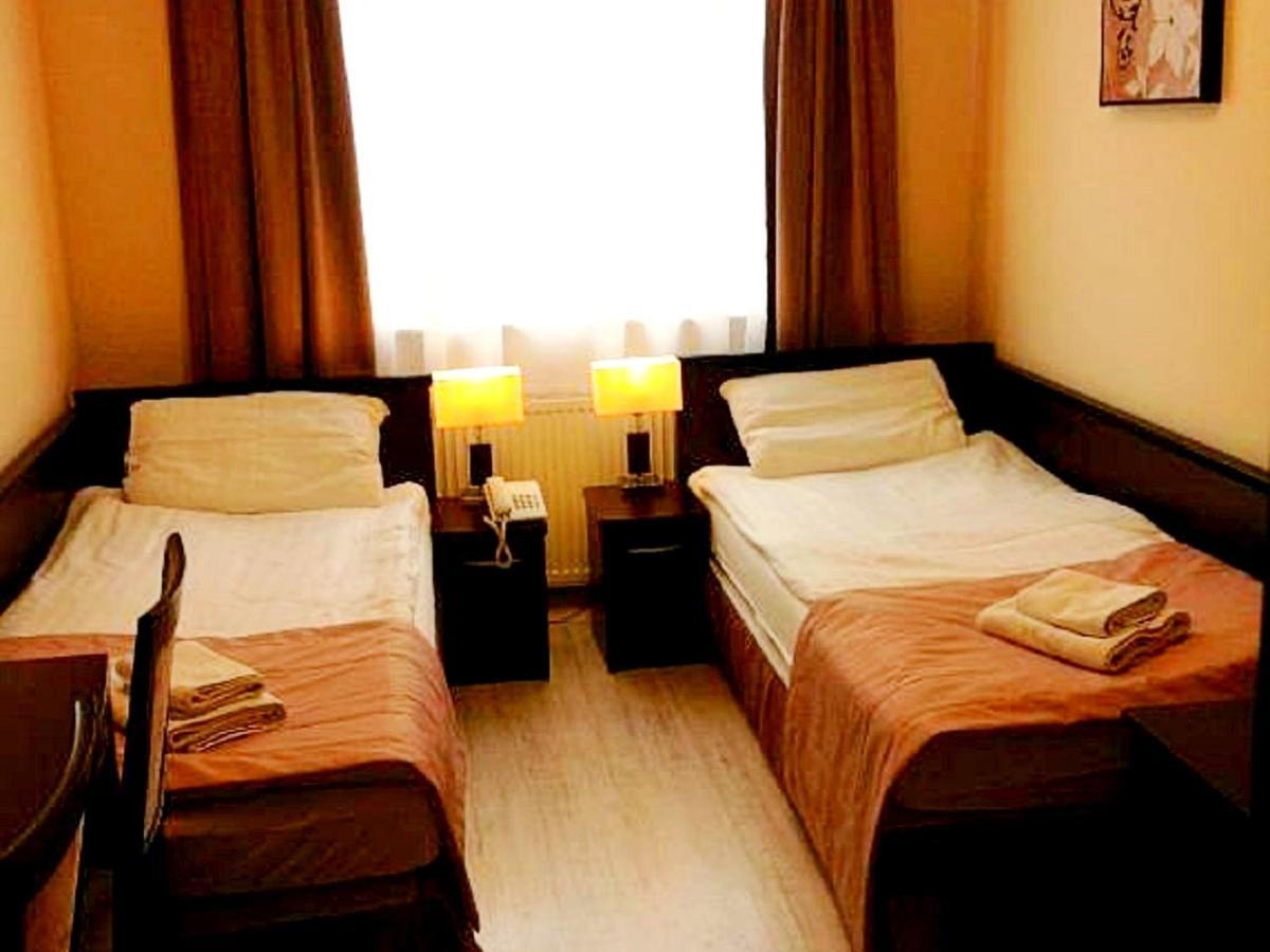 Hotel Feniks เนียซนอ ภายนอก รูปภาพ