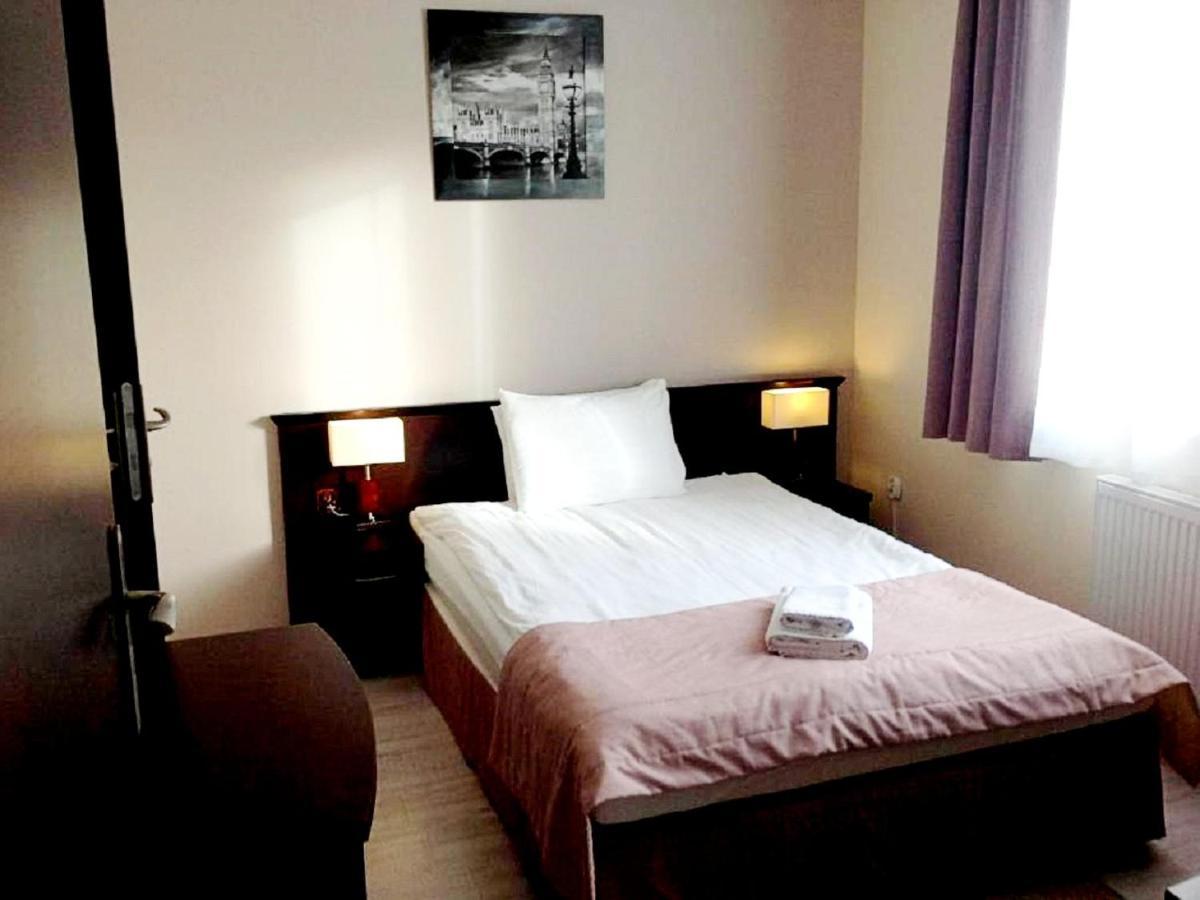 Hotel Feniks เนียซนอ ภายนอก รูปภาพ