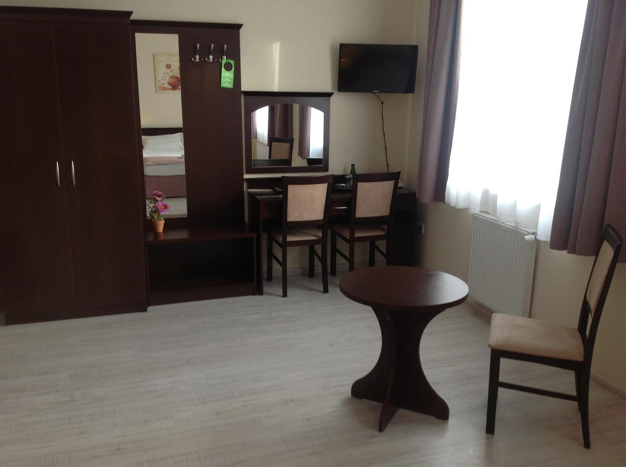 Hotel Feniks เนียซนอ ภายนอก รูปภาพ