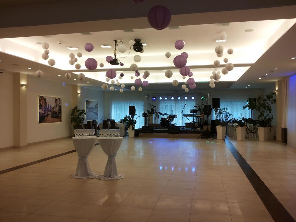 Hotel Feniks เนียซนอ ภายนอก รูปภาพ
