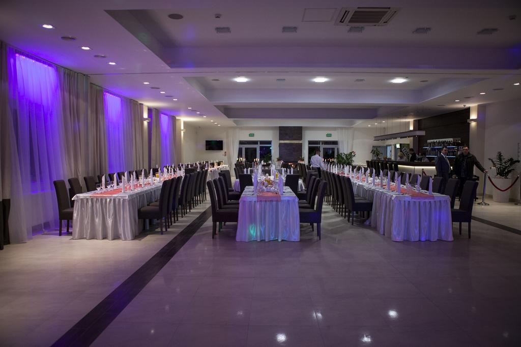 Hotel Feniks เนียซนอ ภายนอก รูปภาพ