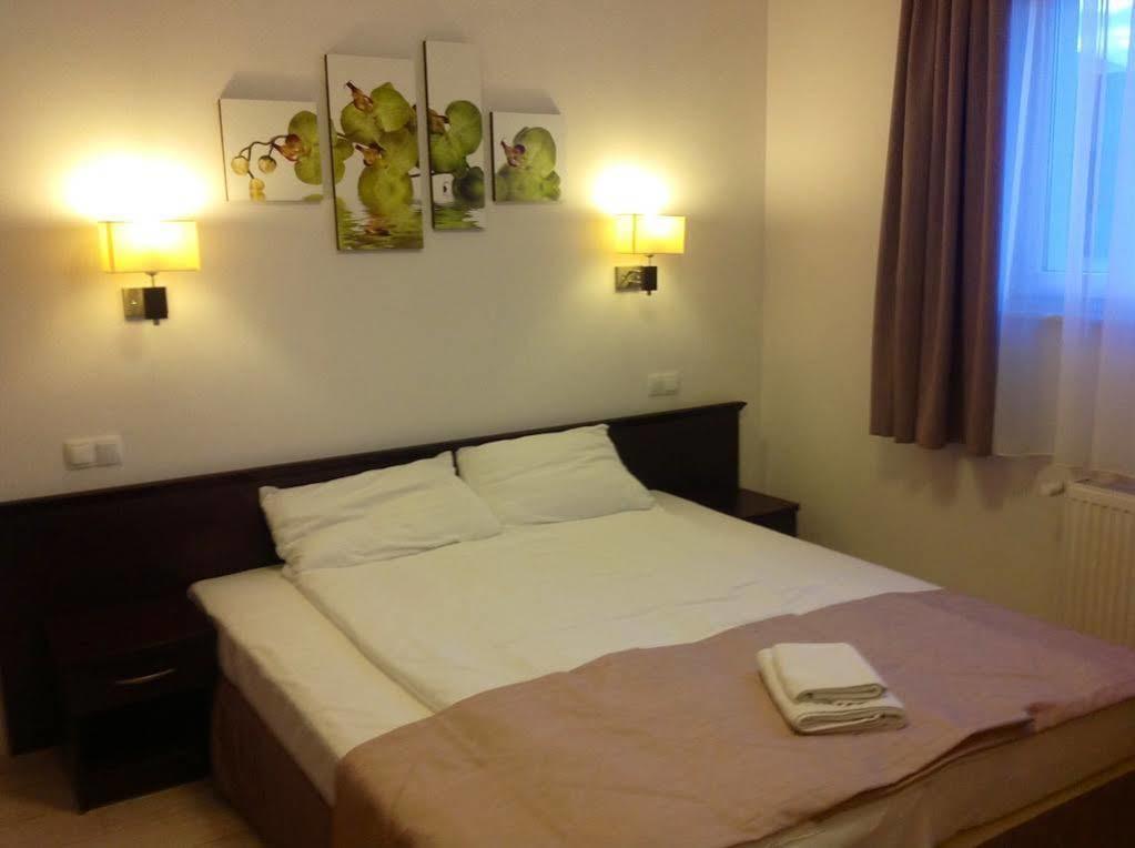 Hotel Feniks เนียซนอ ภายนอก รูปภาพ